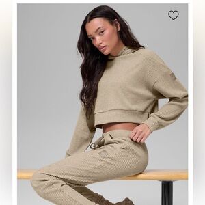 ALO Muse Cropped Hoodie. Gravel Heather